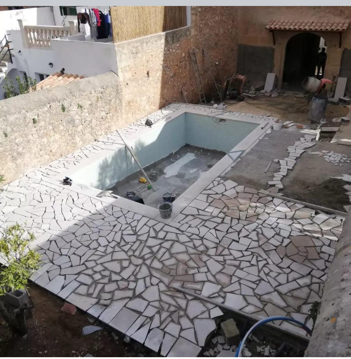 Embaldosado de suelo de piedra en piscina DyB reformas en emprendimos