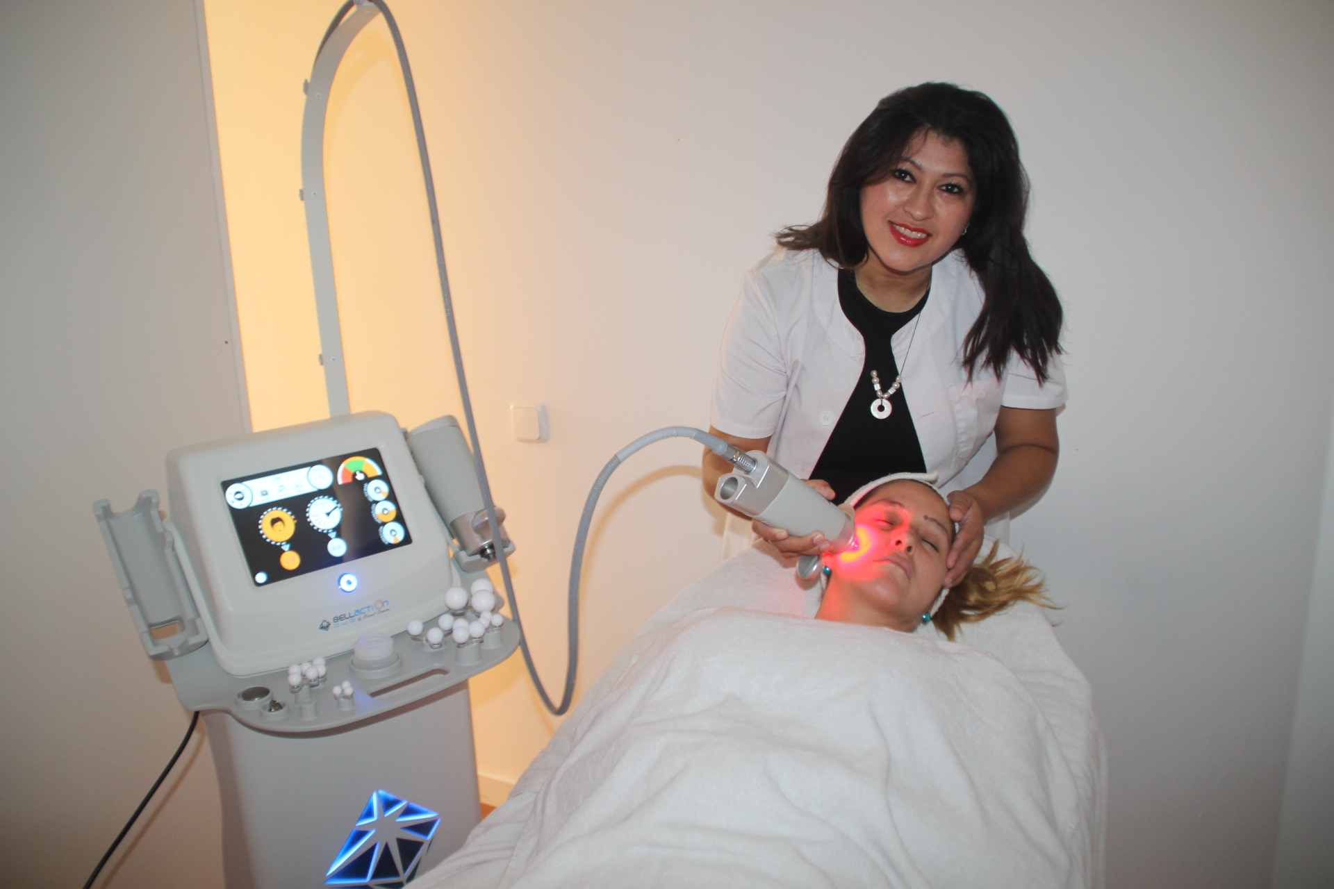 TRATAMIENTO FACIAL CON BELLACTION DUO AURORA ESTILISTAS EN EMPRENDIMOS